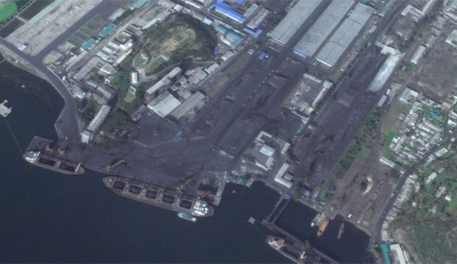 ▲ 2016년 10월 민간 상업위성이 촬영한 北남포항. 석탄을 가득 실은 화물선들이 보인다. ⓒ美VOA 관련보도 화면캡쳐-구글 어스.