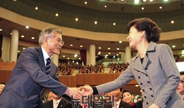▲ 문재인 대통령과 박근혜 전 대통령이 악수하는 모습. ⓒ뉴데일리 DB