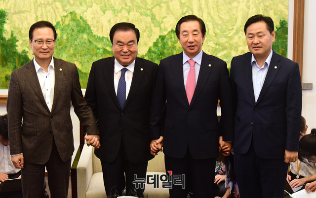 ▲ 국회의장 주재 여야 교섭단체 원내대표 회동이 13일 오전 국회 의장접견실에서 열린 가운데 참석자들이 포즈를 취하고 있다. 왼쪽부터 홍영표 더불어민주당 원내대표, 문희상 국회의장, 김성태 자유한국당 원내대표, 김관영 바른미래당 원내대표. ⓒ뉴데일리 이종현 기자