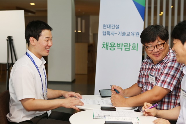 ▲ 박람회에 참석한 기술교육원생이 현대건설 협력업체 관계자와 취업상담을 하고 있다. ⓒ현대건설