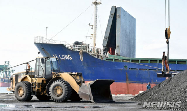 ▲ 지난 7일 포항 신항 제7부두에서 북한산 석탄을 하역하는 벨리즈 선적 화물선 '진룽'호. ⓒ뉴시스. 무단전재 및 재배포 금지.
