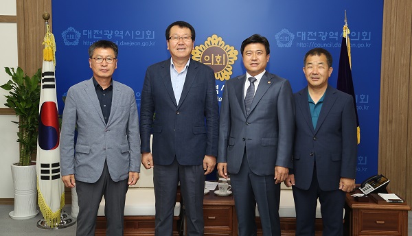 ▲ 사진 왼쪽부터 금산군의회 신민주 의원, 김종학 의장, 김종천 대전시의회의장, 금산군의회 안기전 의원.ⓒ금산군의회