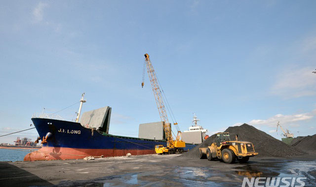 ▲ 지난 7일 포항 신항 제7부두에서 북한산 석탄을 하역하는 진룽호. ⓒ뉴시스. 무단전재 및 재배포 금지.