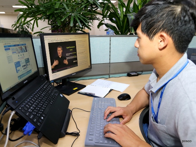 ▲ 포스코가 세계 유수 대학의 온라인 인기 강좌를 무크를 이용해 강의를 듣고 있는 직원의 모습.ⓒ포스코