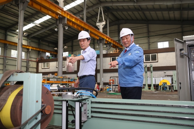 ▲ 이강덕 포항시장(왼쪽)이 (주)신우기전 현장을 방문해 기업의 애로사항을 청취하고 있다.ⓒ포항시