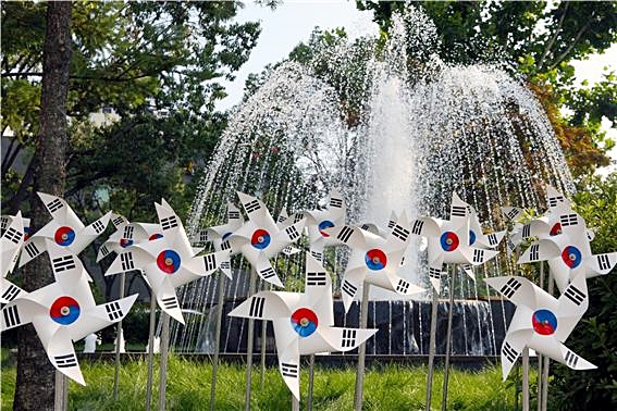 ▲ 대구시가 제73주년 광복절 및 정부수립 70주년을 맞이해 15일 오전 경축식을 개최한다.(사진은 대구시청사 주변에 설치된 태극기 바람개비)ⓒ대구시