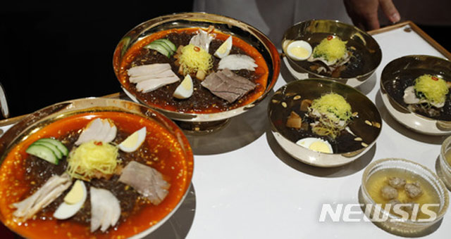 ▲ 최근 북한에서는 냉면 배달을 시키는 주민들이 크게 늘었다고 한다. 사진은 평양 옥류관 냉면. ⓒ뉴시스. 무단전재 및 재배포 금지.