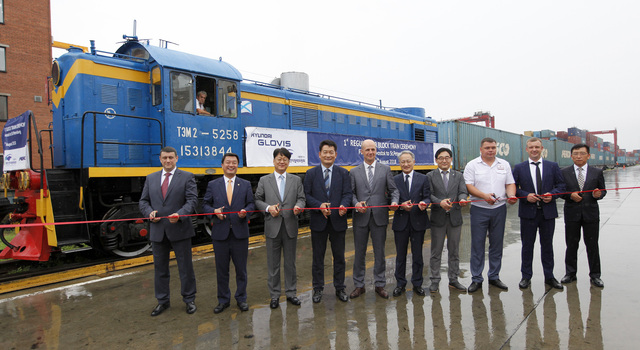 ▲ 글로벌 SCM 전문기업 현대글로비스는 14일 오전(현지시간) 러시아 블라디보스토크역에서 국내 기업 최초의 시베리아 횡단열차 정기 급행 화물열차 운행을 기념하는 발차 행사를 가졌다. 김정훈 현대글로비스 대표이사(사진 왼쪽에서 3번째), 송영길 더불어민주당 국회의원(왼쪽에서 4번째), 윤준호 더불어민주당 국회의원(왼쪽에서 2번째), 이석배 주 블라디보스토크 총영사(왼쪽에서 6번째), 드미트리 표도르비치 러시아 연해주 부지사(왼쪽에서 1번째), 게르만 마슬로프 페스코 운영총괄임원(왼쪽에서 5번째) 등이 행사에 참석해 기념촬영을 하고 있다.ⓒ현대글로비스
