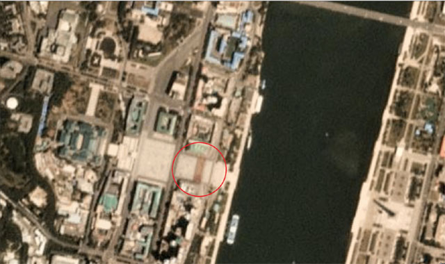 ▲ 美민간위성업체 '플래닛 랩스'가 촬영한 北평양 김일성 광장 일대. 알록달록하게 보이는 것이 모두 사람이다. ⓒ美VOA 관련보도 화면캡쳐.