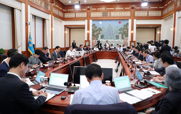 ▲ 문재인 대통령이 14일 국무회의를 주재하는 모습. ⓒ청와대 제공