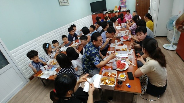 ▲ 인천지역아동센터에 방문한 포스코건설 관계자들이 여름나기 보양식 나눔 봉사활동을 실시했다. ⓒ포스코건설