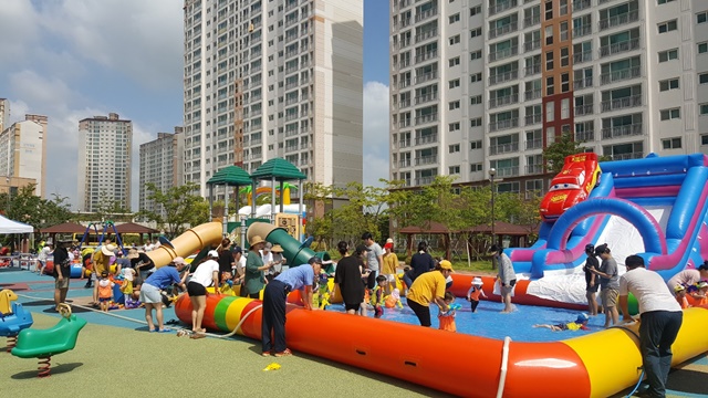 ▲ 화성향남 부영아파트 9~11단지 내 설치된 이동형 워터파크. ⓒ부영