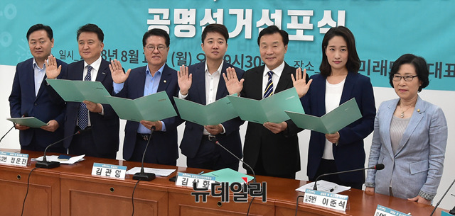 ▲ 바른미래당 9.2 전당대회 당대표 후보들 및 청년위원장 후보 등이 13일 오전 국회에서 열린 공명선거 선포식에서 선서문을 들고 있다. 왼쪽부터 하태경, 김영환, 정운천, 손학규, 이준석 당대표 후보, 김수민 전국청년위원장 후보.ⓒ뉴데일리 이종현 기자