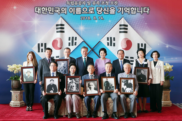 ▲ 문재인 대통령이 14일 독립유공자들을 청와대로 불러 오찬했다. 사진은 기념촬영본. ⓒ청와대 제공