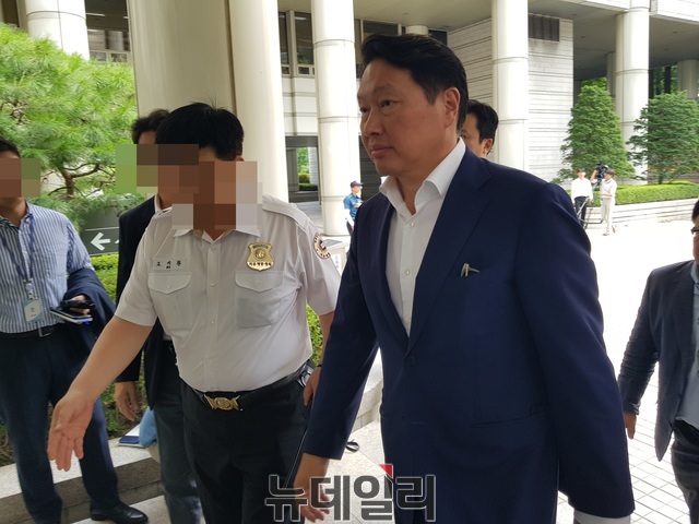 ▲ 최태원 SK그룹 회장이 14일 서울중앙지방법원에서 열린 주부 김모씨의 명예훼손 혐의 재판에 증인으로 출석하고 있다. ⓒ뉴데일리