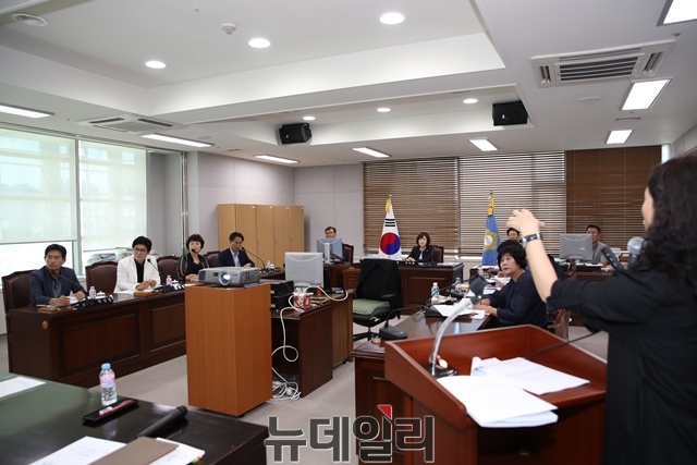 ▲ 포항시의회 복지환경위원회 간담회 장면.ⓒ뉴데일리