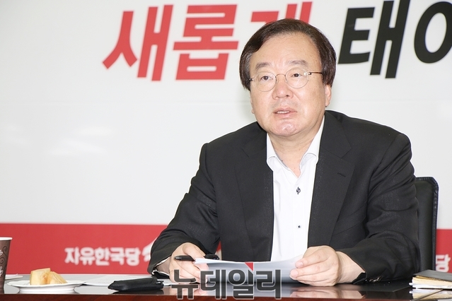 ▲ 강효상 의원이 14일 오후 자유한국당 대구시당에서 취수원 이전 관련 기자회견을 가졌다.ⓒ뉴데일리