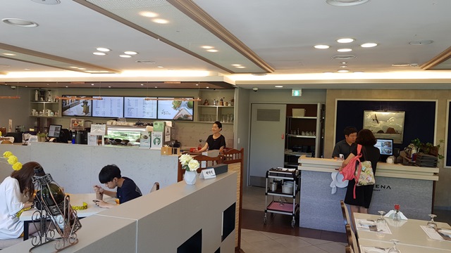 ▲ 카페와 통합해 새로 단장한 이탈리안 레스토랑에서 고객들이 식사와 차 등을 즐기고 있다.ⓒ포스코