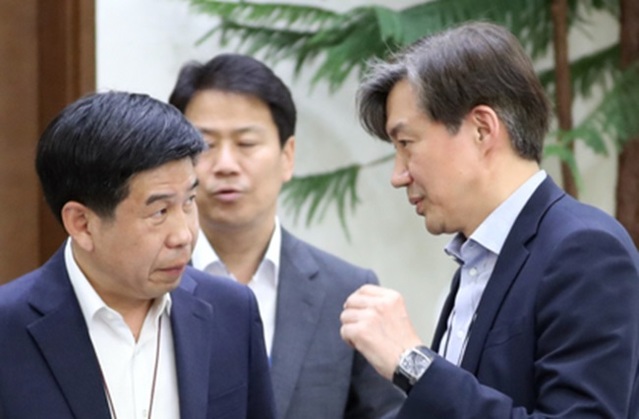 ▲ 조국 민정수석비서관과 백원우 민정비서관이 대화하는 모습. ⓒ뉴시스