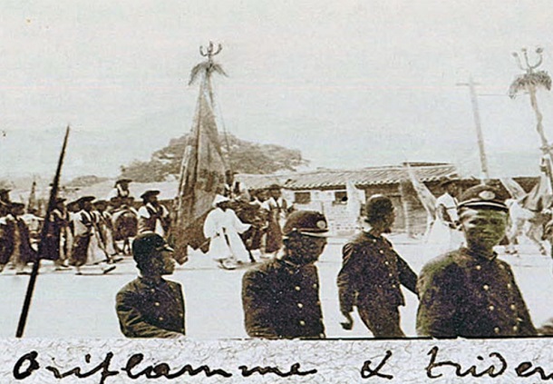 ▲ 고종황제 행렬이 종로를 지나고 있다. 1885년 프랑스 파리 외방전교회 소속 신부가 촬영한 것으로, 어가 앞에 대형 태극기가 보인다. 신식 군대와 전통 군대가 섞여서 어가를 호위하는 모습이 이채롭다.