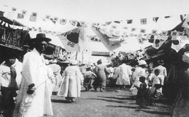 ▲ 광복회 광주전남연합지부가 공개한 1907년 순종황제즉위식 기념엽서에 나온 평양의 모습. 거리마다 온통 태극기 물결이다.