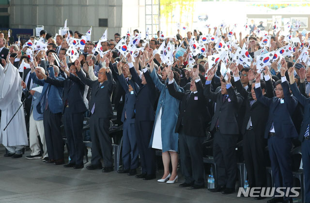 ▲ 서울 용산 국립중앙박물관에서 열린 제73회 광복절 기념식에서 태극기를 들고 만세를 부르는 참석자들. ⓒ뉴시스. 무단전재 및 재배포 금지.