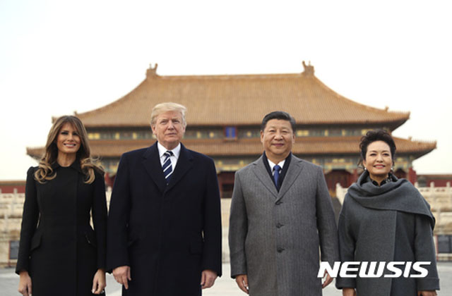 ▲ 자금성에 선 도널드 트럼프 美대통령 내외와 시진핑 中국가주석 내외. ⓒ뉴시스. 무단전재 및 재배포 금지.