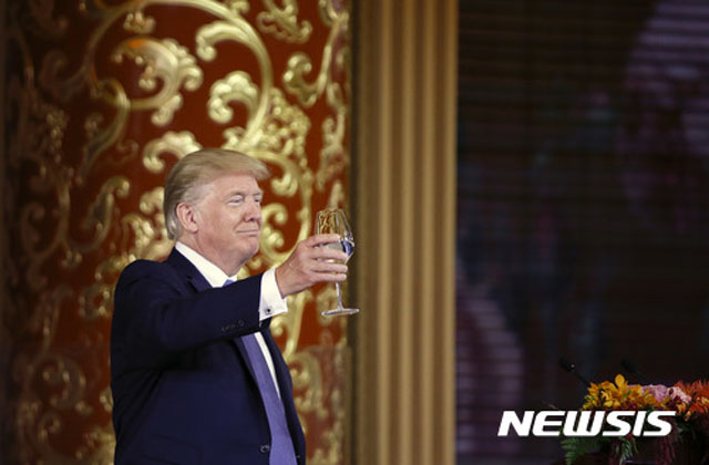 ▲ 방중 때 만찬에서 축배를 제의하는 트럼프 美대통령. ⓒ뉴시스. 무단전재 및 재배포 금지.