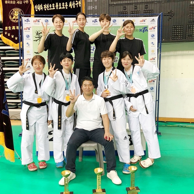 ▲ 수성구청 여자태권도 선수단이 협회장기 대회에서 3년 연속 우승을 차지하고 기념촬영을 하고 있다.
      (뒷줄 왼쪽부터 김아연·김재아·박희윤·신민지선수, 아래줄 왼쪽부터 임다빈·김보미·이솔미·황지애 선수 가운데 조성호 감독)ⓒ수성구청