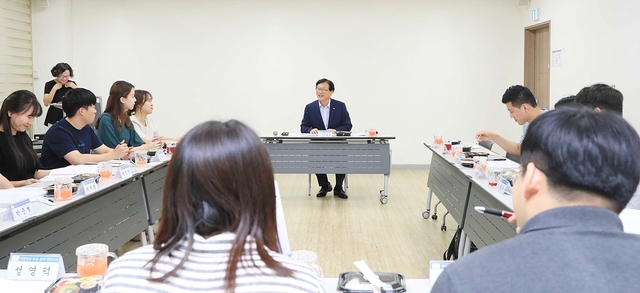 ▲ 지난 14일 수성구 청년 간담회에 참석한 청년들이 수성구청장과 대화를 나누고 있다.ⓒ수성구청