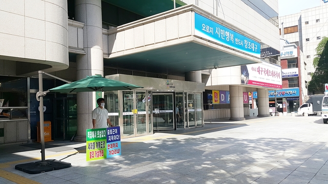 ▲ 권영진 대구시장이 시청사 앞 1인 시위용 파라솔을 설치했다.ⓒ대구시