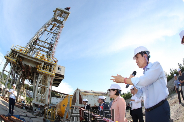 ▲ 이강덕 포항시장이 현장에서 질의를 하고 있다.ⓒ뉴데일리