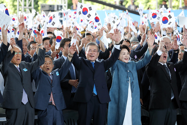 ▲ 문재인 대통령이 지난 15일 제 73주년 광복절 및 정부 수립 70주년 경축식에 참석한 모습. ⓒ청와대 제공