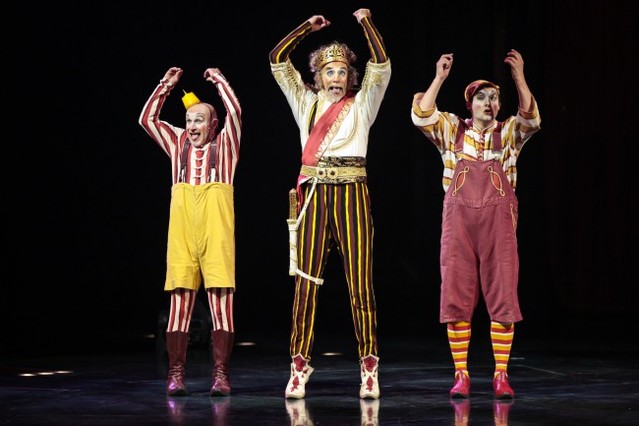 ▲ 킹과 클라운즈.Photo by Matt Beard © 2012 Cirque du Soleil