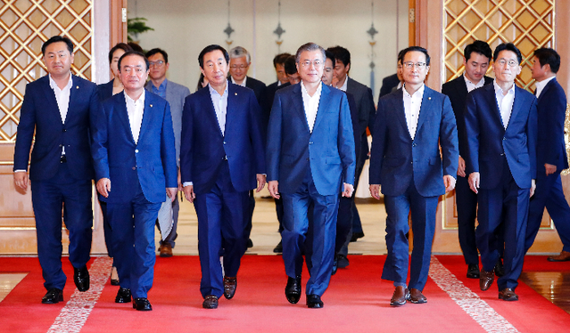 ▲ 문재인 대통령이 16일 낮 청와대에서 여야 5당 원내대표와 오찬을 함께하기 위해 이동하고 있다. 왼쪽부터 바른미래당 김관영, 민주평화당 장병완, 자유한국당 김성태 원내대표, 문 대통령, 더불어민주당 홍영표 원내대표, 정의당 윤소하 원내대표 직무대행. ⓒ연합뉴스