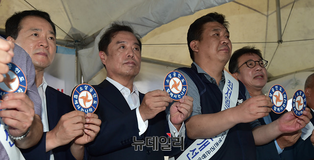 ▲ 자유한국당 비상대책위원회는 16일 서울 세종대로에 설치된 '소상공인 119민원센터'에 방문해 민원을 수렴했다. ⓒ뉴데일리 이종현 기자