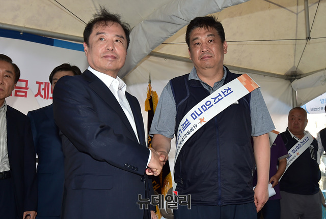 ▲ 자유한국당 김병준 비상대책위원장(왼쪽)과 최승재 소상공인연합회 회장. ⓒ뉴데일리 이종현 기자