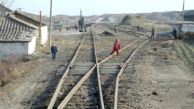 ▲ 지난 2003년 12월 11일 북한 개성 인근 철로의 모습.ⓒ 사진출처 : VOA