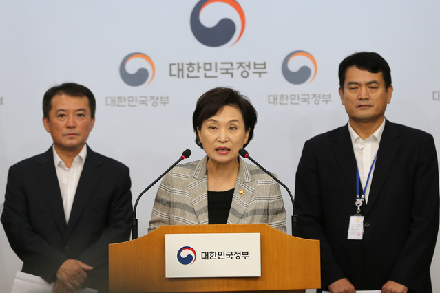 ▲ 김현미(가운데) 국토교통부 장관이 지난 14일 정부서울청사에서 BMW 차량 화재사고와 관련해 입장발표를 하고 있다ⓒ국토부