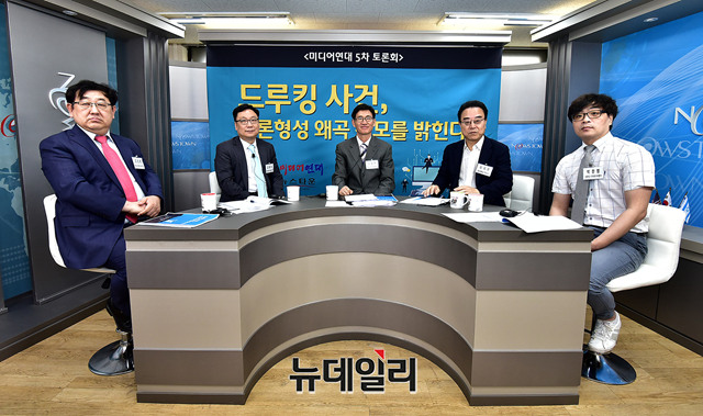 ▲ 미디어연대는 16일 서울 노원구 뉴스타운 스튜디오에서 '드루킹 사건, 여론형성 왜곡 전모를 밝힌다'를 주제로 토론회를 개최했다. 왼쪽부터 조원룡 변호사, 김용호 인즈시스템 기술연구소장, 조맹기 미디어연대 공동대표, 이석우 동국대 객원교수, 박한명 미디어연대 운영위원. ⓒ뉴데일리 정상윤