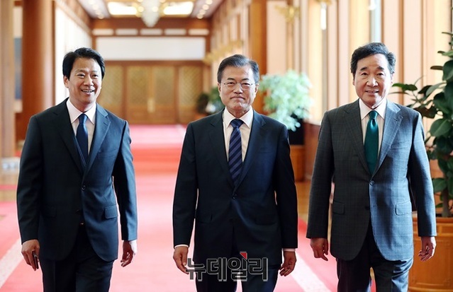 ▲ 문재인 대통령과 임종석 대통령비서실장, 이낙연 국무총리. ⓒ청와대