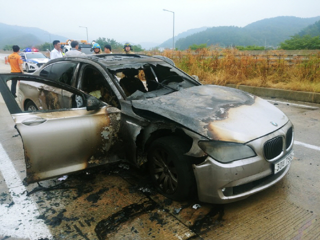 ▲ 지난 9일 오전 7시55분 경남 사천시 곤양면 남해고속도로에서 2011년식 BMW 730Ld 차종에서 화재가 발생했다.ⓒ경남경찰청