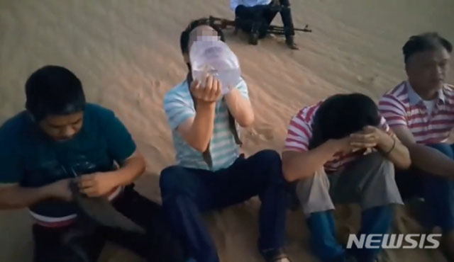 ▲ 리비아 218뉴스가 공개한 피랍 인질들 영상. 한국인 인질은 현재 무사하다고 한다. ⓒ뉴시스. 무단전재 및 재배포 금지.