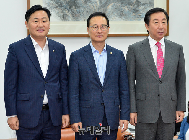 ▲ 김성태 자유한국당, 홍영표 더불어민주당, 김관영 바른미래당 원내대표가 8일 오후 국회 운영회의실에서 열린 회동에 앞서 기념촬영을 하고 있다. ⓒ뉴데일리 이종현 기자