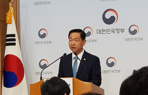 ▲ 17일 서울 세종대로 정부서울청사 별관에서 김상곤 부총리 겸 교육부 장관이 '2022학년도 대학입시제도 개편 방안 및 고교교육 혁신방향'을 발표하고 있다. ⓒ뉴데일리 류용환 기자