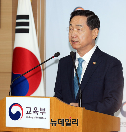 ▲ 교육부는 17일 서울 광화문 정부서울청사 별관 브리핑룸에서 '2022학년도 대학입학제도 개편방안 및 고교교육 혁신방향'을 발표했다. 김상곤 사회부총리 겸 교육부장관이 발언하고 있다. ⓒ뉴데일리 이기륭