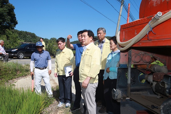 ▲ 송기섭 진천군수가 17일 가뭄현장을 둘러보고 있다.ⓒ진천군
