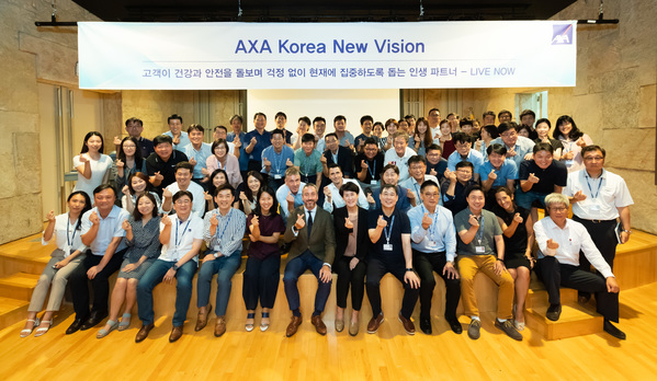 ▲ 17일 AXA손해보험 본사에서 개최된 비전 선포식에서 질 프로마조 대표이사(가운데)와 200여명의 임직원이 기념촬영을 하고 있다.ⓒAXA손해보험
