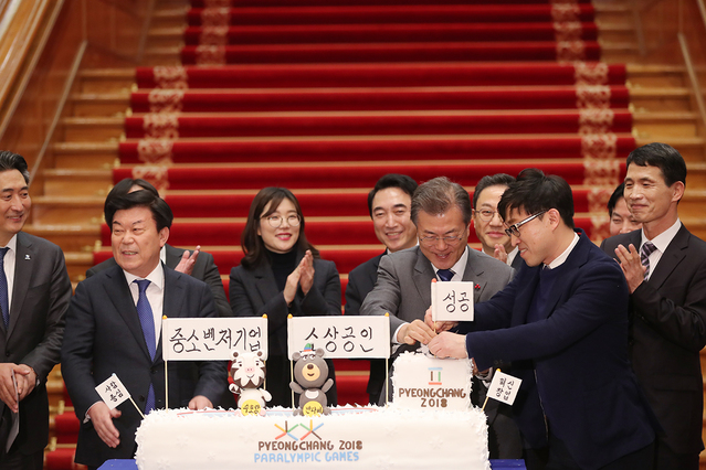 ▲ 문재인 대통령이 지난 1월 소상공인들을 만났을 당시 모습. ⓒ청와대 제공