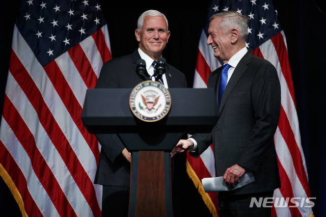 ▲ 9일(현지 시간) 우주군 창설 계획을 발표한 행사에서 펜스 美부통령과 매티스 美국방장관.ⓒ뉴시스. 무단 전재 및 재배포 금지.